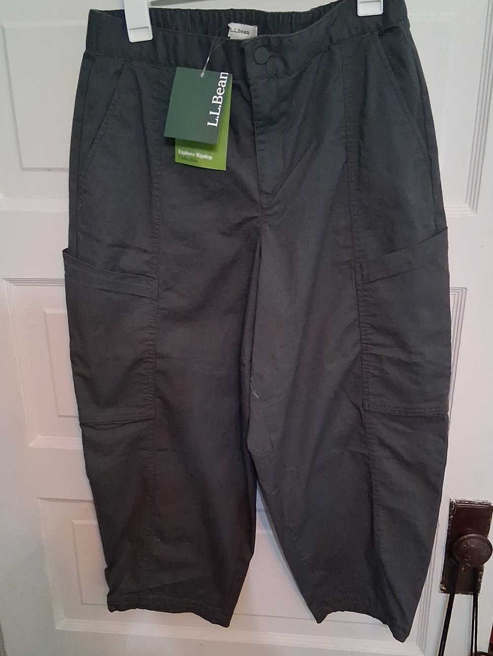 L.L. Bean Green Barrel Capris with Cargo Pockets